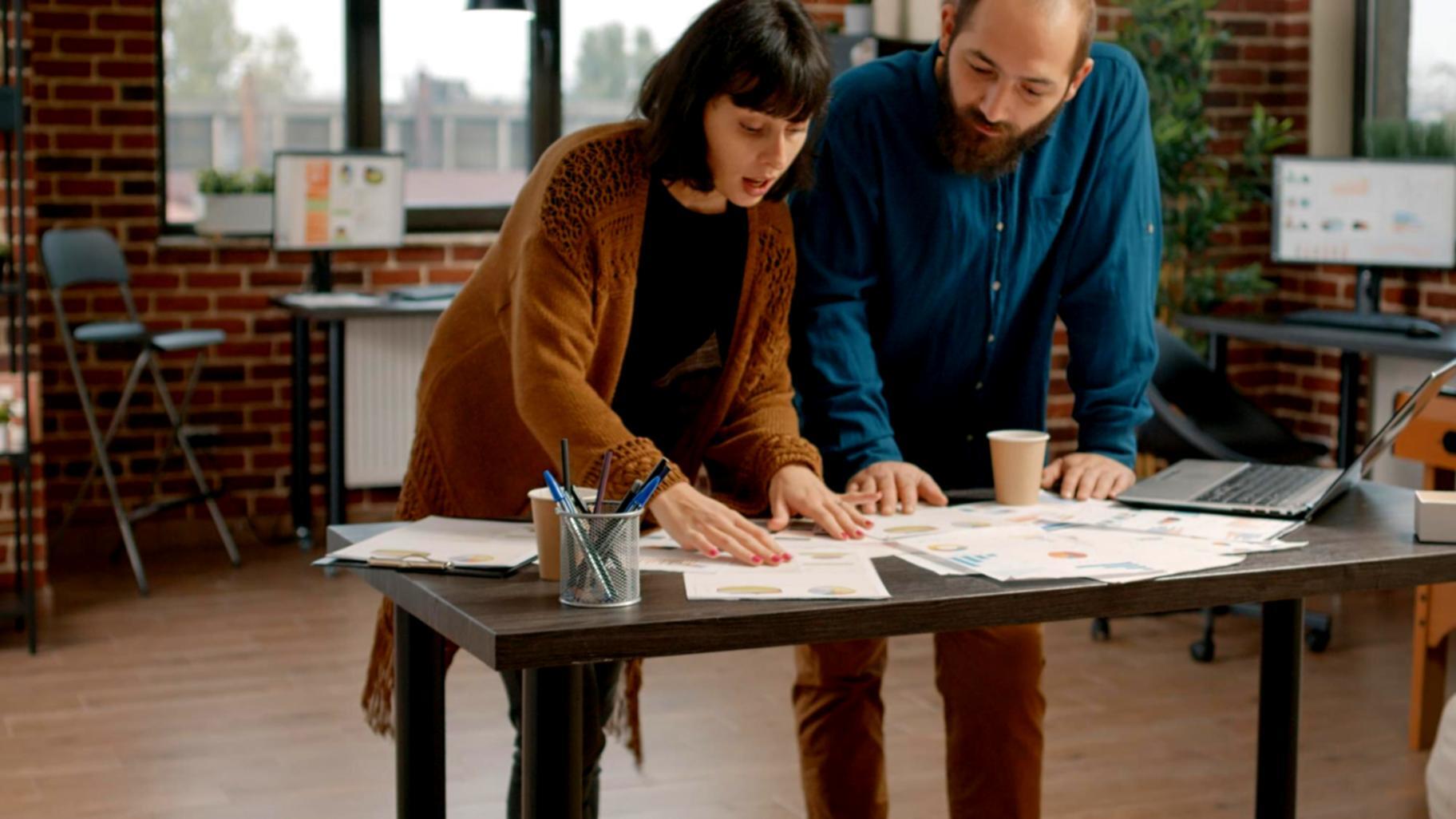 Student reviewing budgeting materials during narquelysera financial education workshop